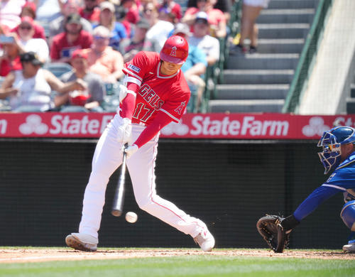 エンゼルス対ロイヤルズ　3回裏エンゼルス2死一塁、空振りの三振に倒れる大谷（撮影・菅敏）