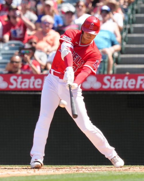 エンゼルス対ロイヤルズ　6回裏エンゼルス無死、中越えにソロ本塁打を放つ大谷（撮影・菅敏）