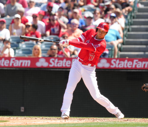 エンゼルス対ロイヤルズ　6回裏エンゼルス無死、中越えにソロ本塁打を放つ大谷（撮影・菅敏）