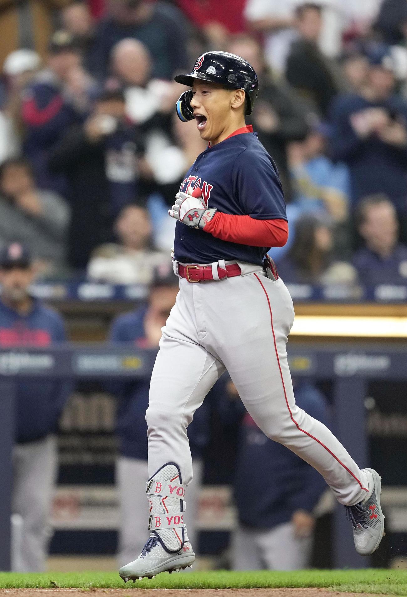ブルワーズ戦の8回、3号満塁本塁打を放ったレッドソックス・吉田。日本人メジャーリーガーで初となる1イニング2本塁打をマークした＝ミルウォーキー（ゲッティ＝共同）