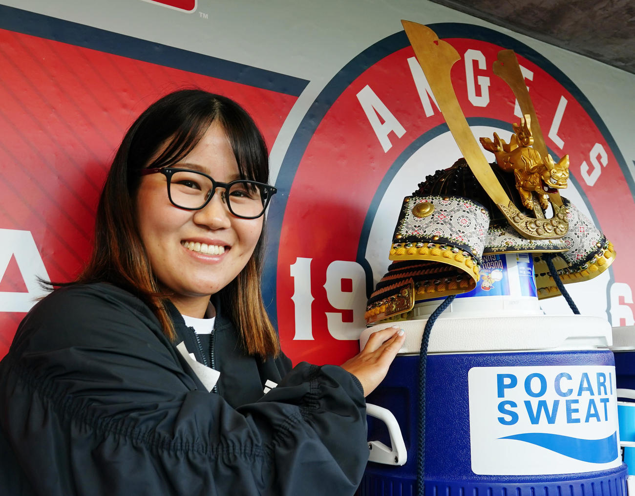 エンゼルス対アスレチックス　スタジアムを訪れ、かぶとの横で笑顔を見せる畑岡（撮影・菅敏）