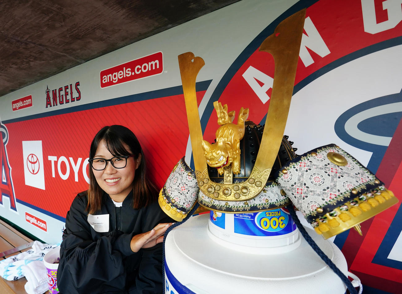 エンゼルス対アスレチックス　スタジアムを訪れ、かぶとの横で笑顔を見せる畑岡（撮影・菅敏）