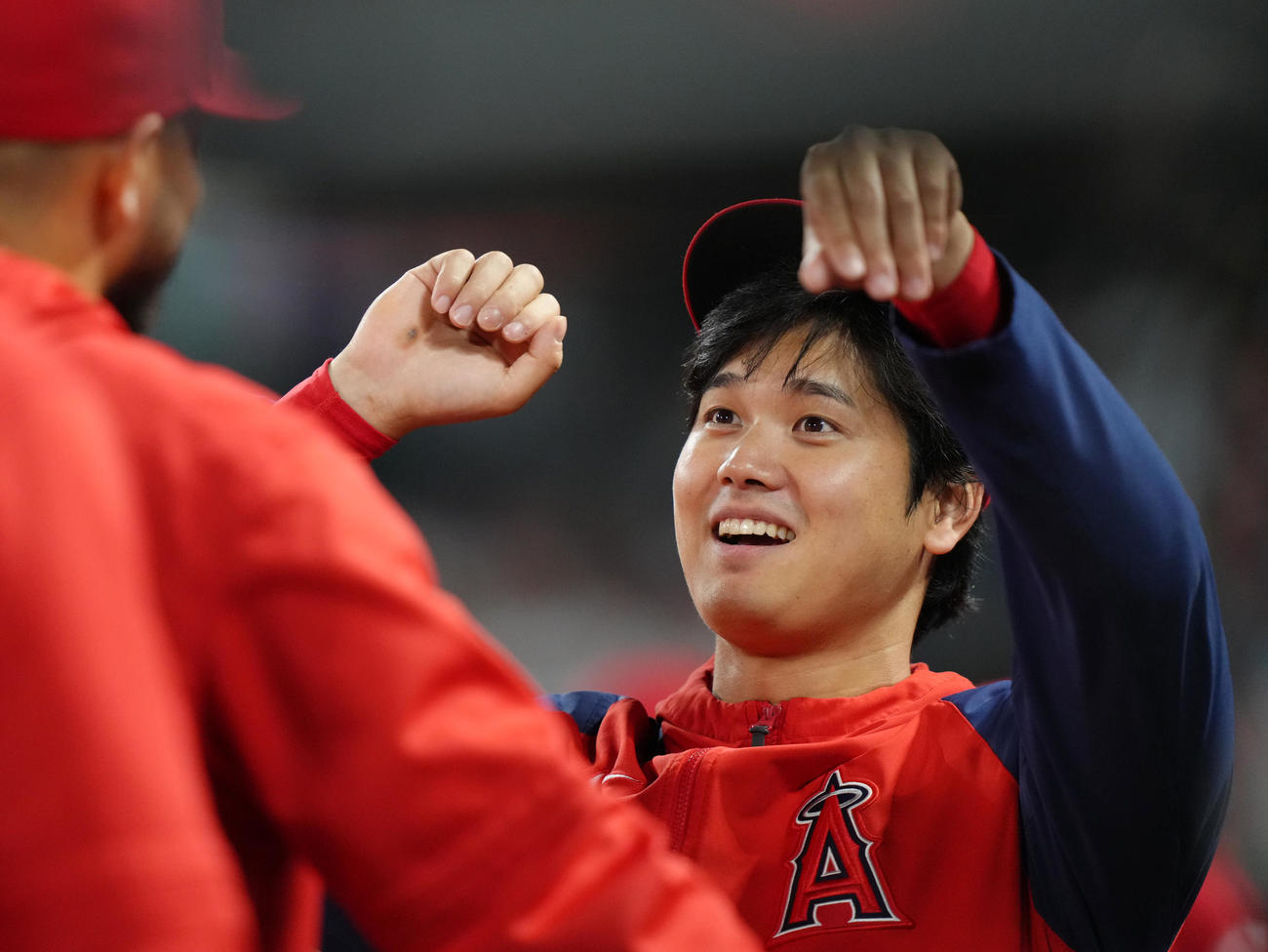 エンゼルス対アスレチックス　試合中、ベンチでナインと話すエンゼルス大谷（撮影・菅敏）