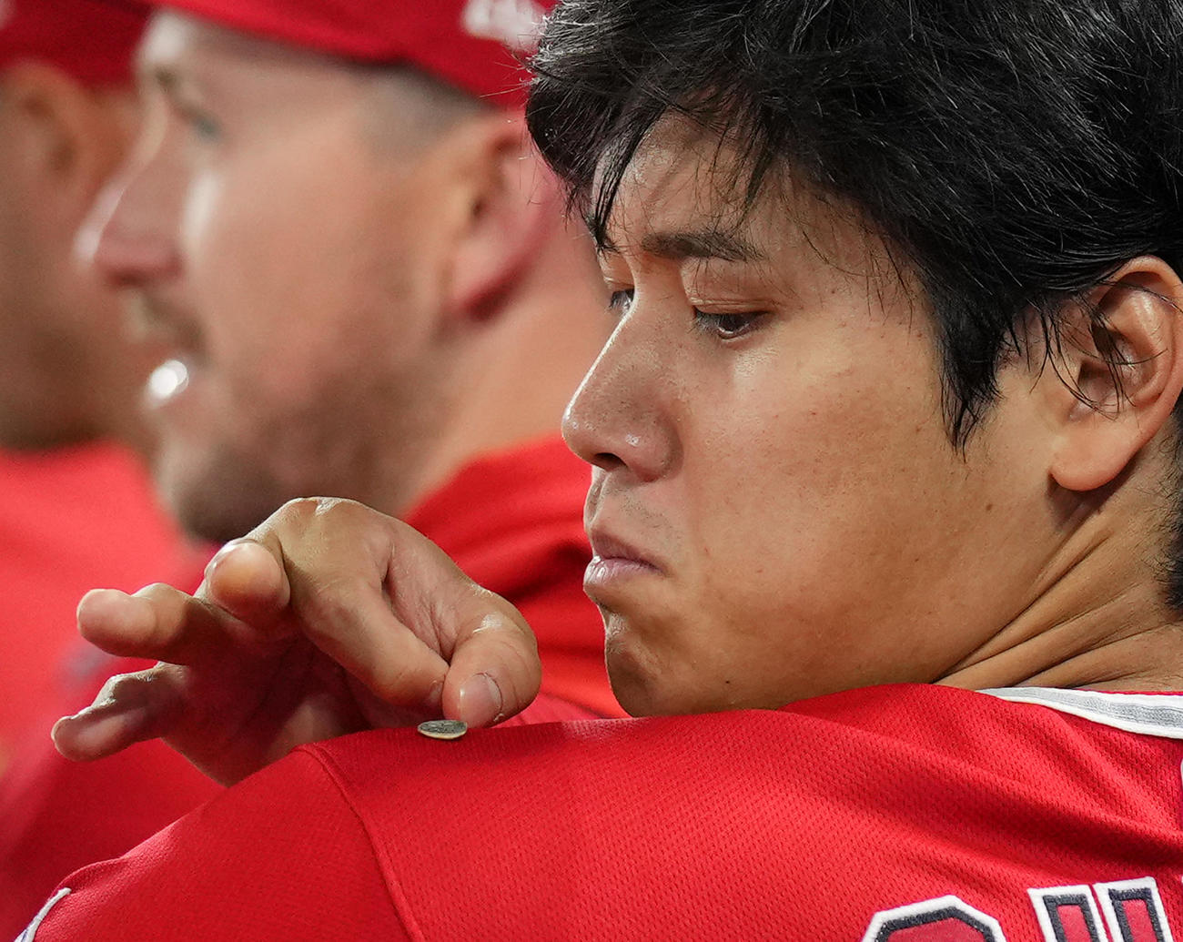 エンゼルス対アスレチックス　試合中、肩に落ちたひまわりの種を飛ばすエンゼルス大谷（撮影・菅敏）