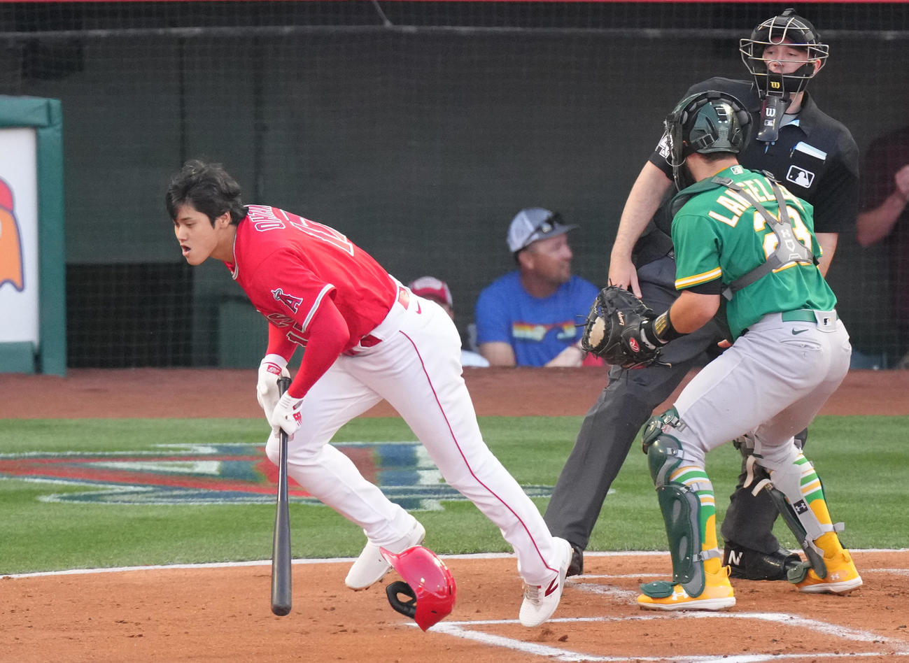 エンゼルス対アスレチックス　1回裏エンゼルス2死、顔面付近のボールをよける大谷（撮影・菅敏）