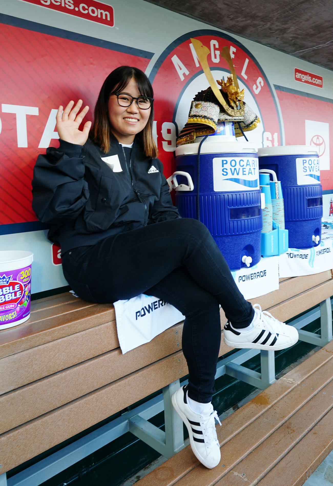 エンゼルス対アスレチックス　スタジアムを訪れ、かぶとの横で笑顔を見せる畑岡（撮影・菅敏）