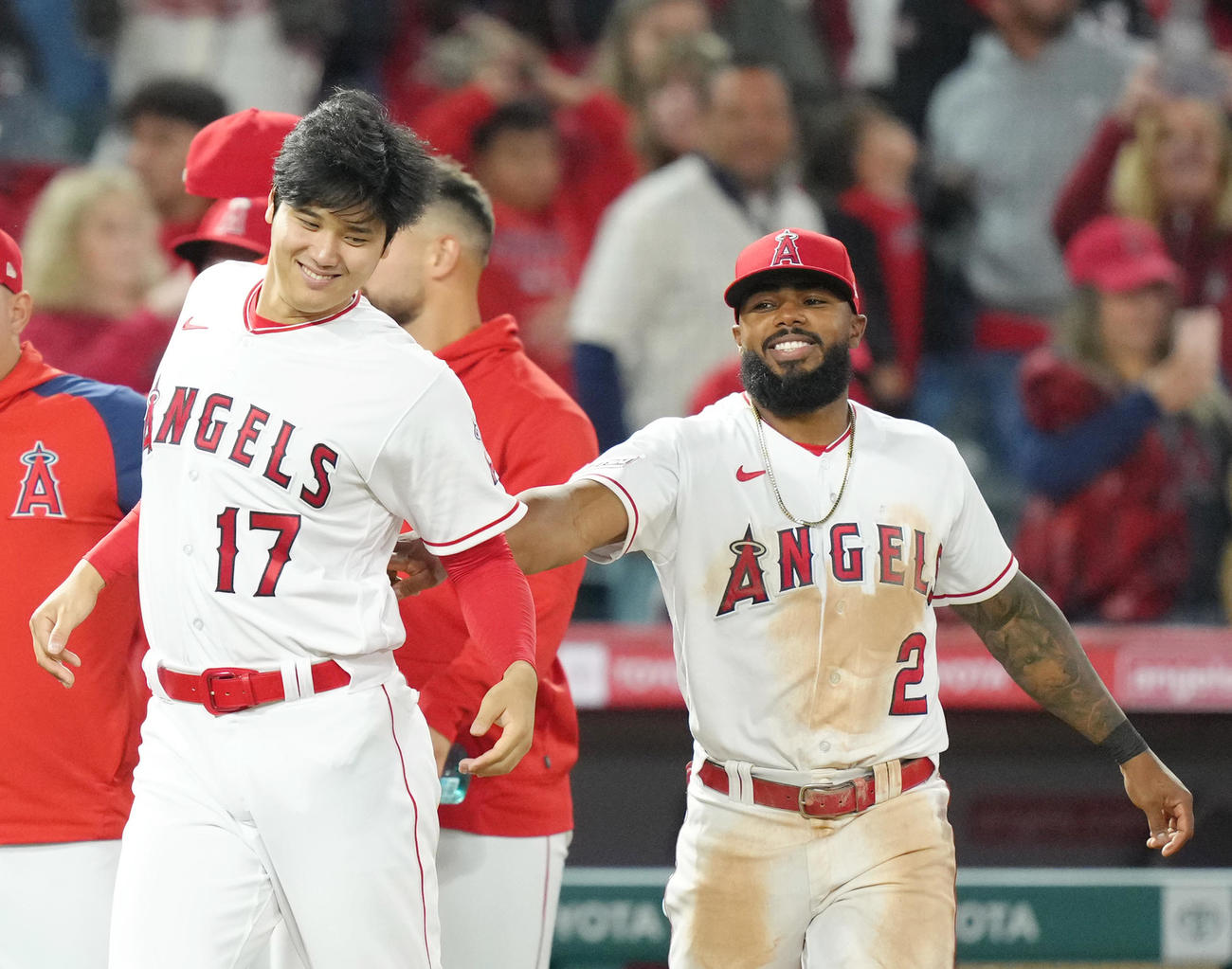 アスレチックスに勝利し、フォールドに向かう大谷は、レンヒーフォ（右）に背中を突かれる（撮影・菅敏）