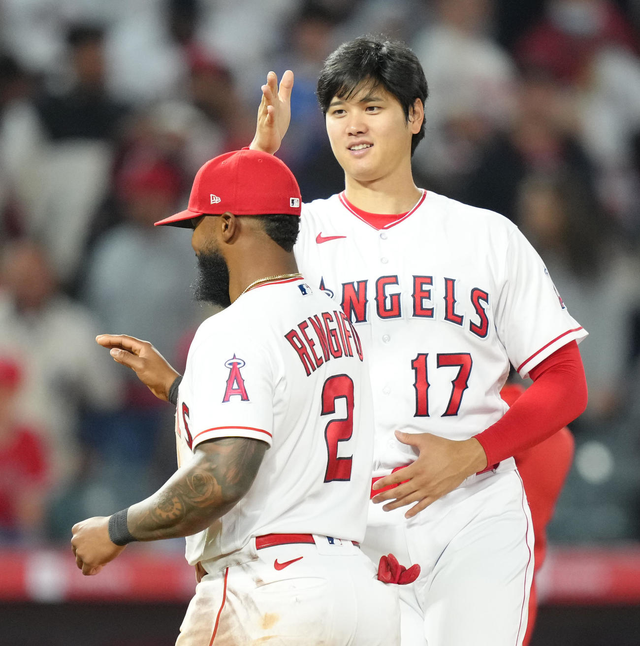 アスレチックスに勝利し、ナインを迎える大谷は、レンヒーフォ（左）の頭をチョップする（撮影・菅敏）