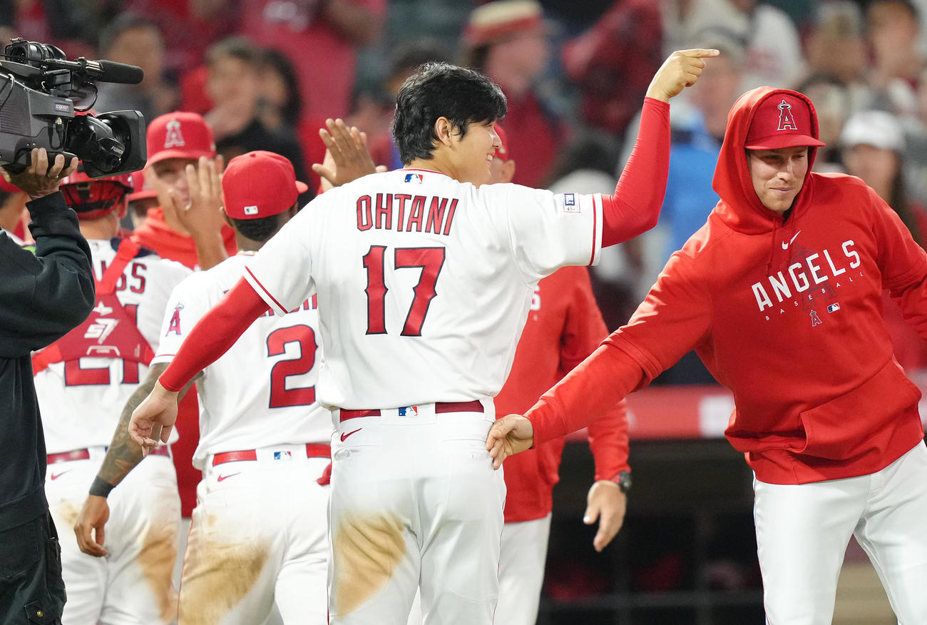 アスレチックスに勝利し、ナインとタッチをするエンゼルス大谷（中央）（撮影・菅敏）