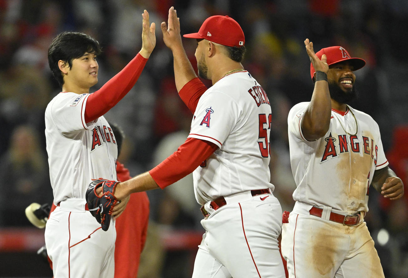 アスレチックスに勝利し、大谷翔平（左）とハイタッチするエンゼルス守護神エステベス（ロイター）