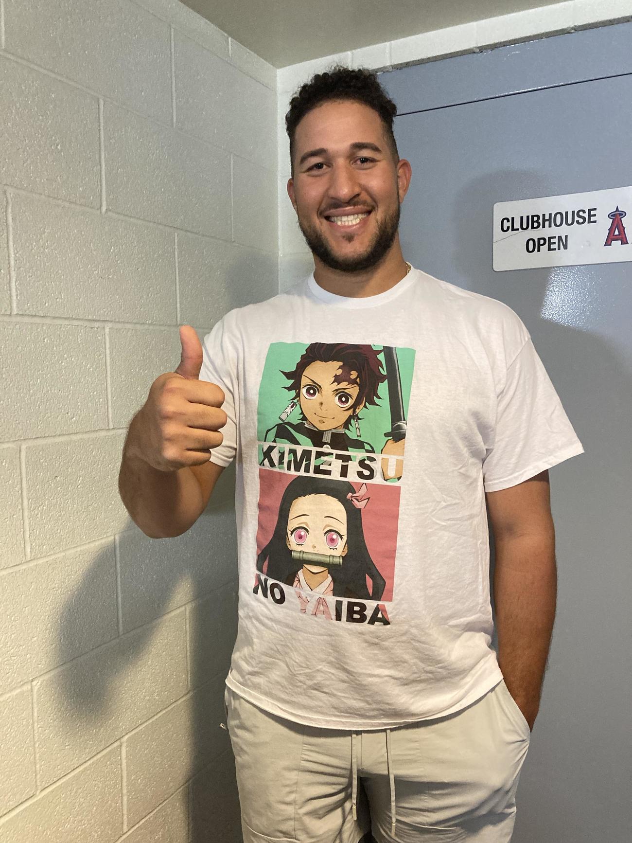 鬼滅の刃Tシャツを着てポーズを決めるエステベス