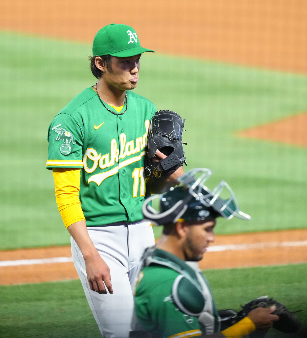 エンゼルス対アスレチックス　2イニングを投げ終えたアスレチックス藤浪は、厳しい表情でベンチに戻る（撮影・菅敏）