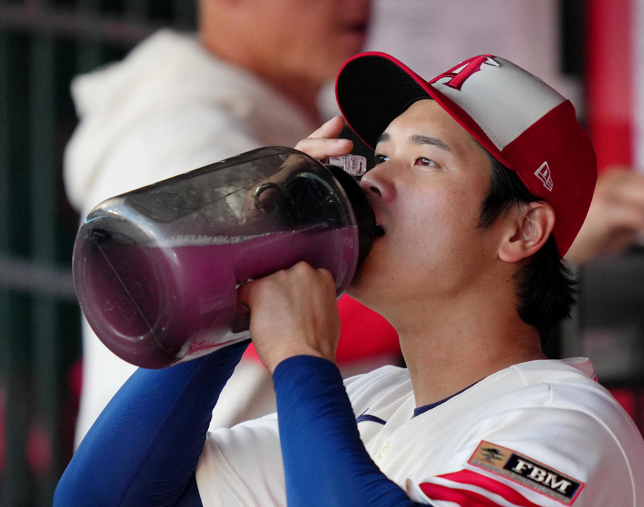 エンゼルス対アスレチックス　試合前、水分を補給するエンゼルス大谷（撮影・菅敏）