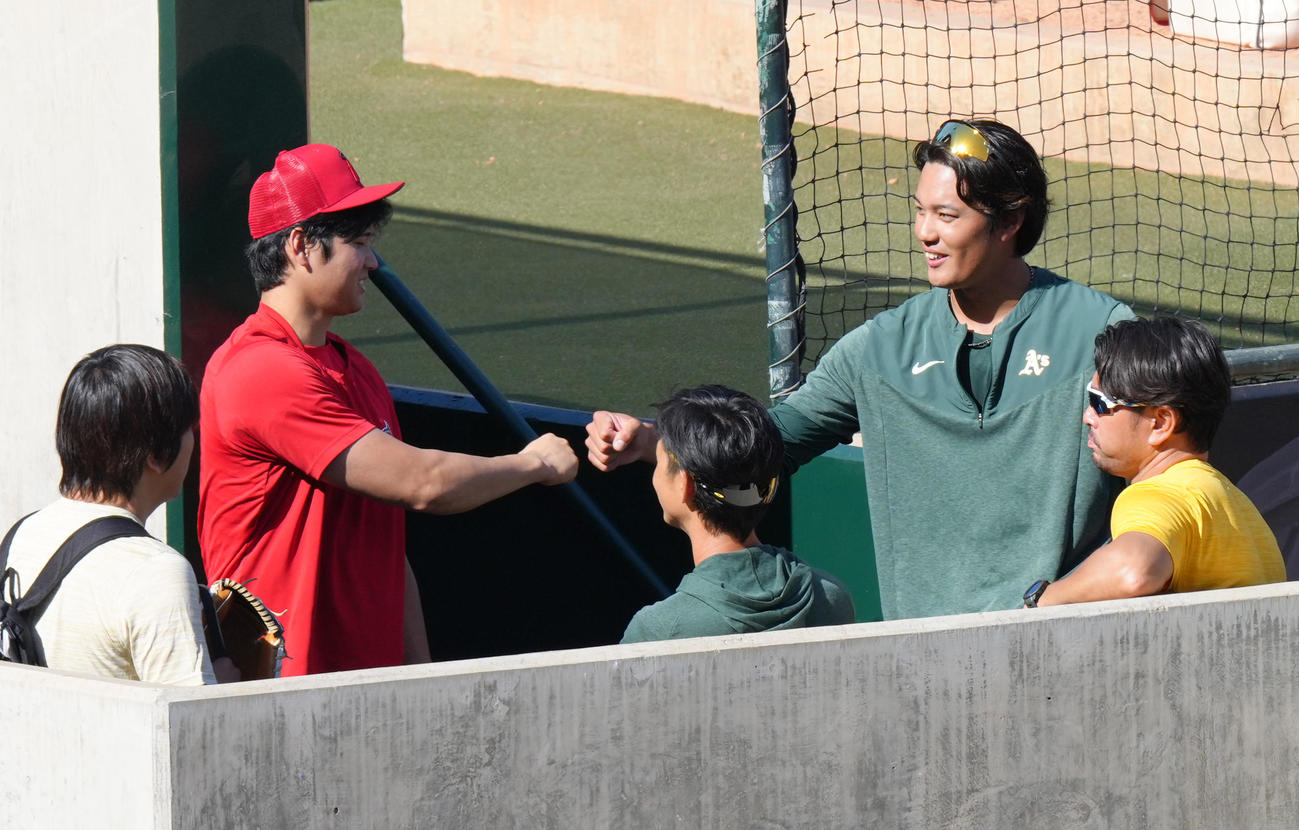 エンゼルス対アスレチックス　試合前、ブルペンでアスレチックス藤浪（右から2人目）とタッチであいさつするエンゼルス大谷（撮影・菅敏）