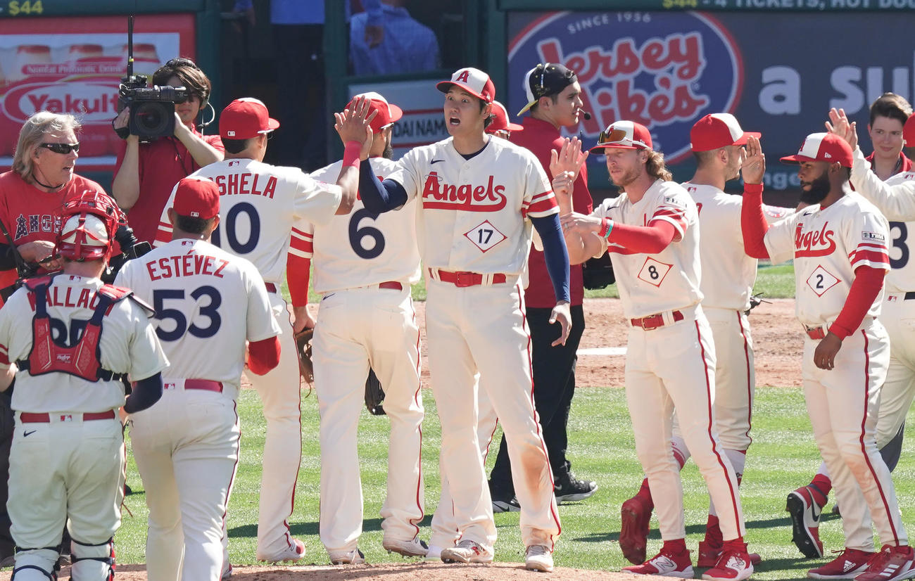 アスレチックスに勝利し、今季4勝目を挙げたエンゼルス大谷（中央）は、ナインをタッチで迎える（撮影・菅敏）