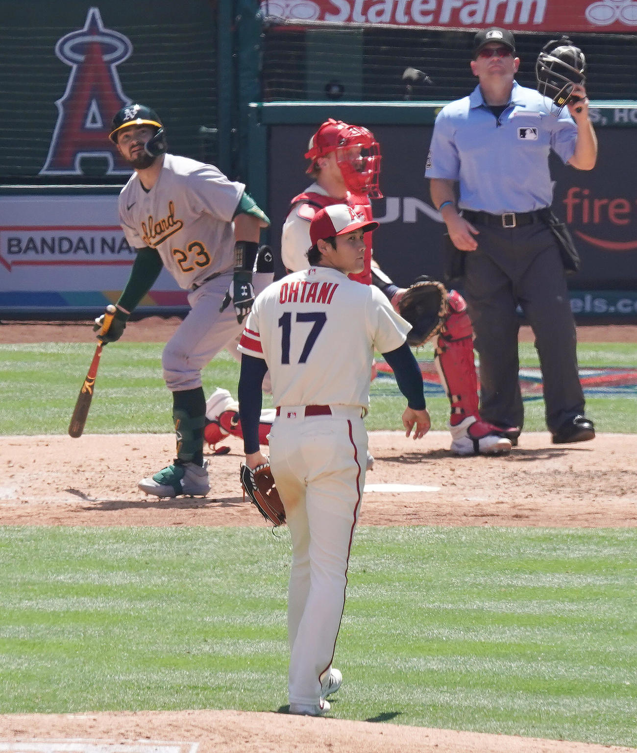 エンゼルス対アスレチックス　4回表アスレチックス無死一塁、ランゲリアーズに2点本塁打を打たれ、肩を落とす大谷（撮影・菅敏）
