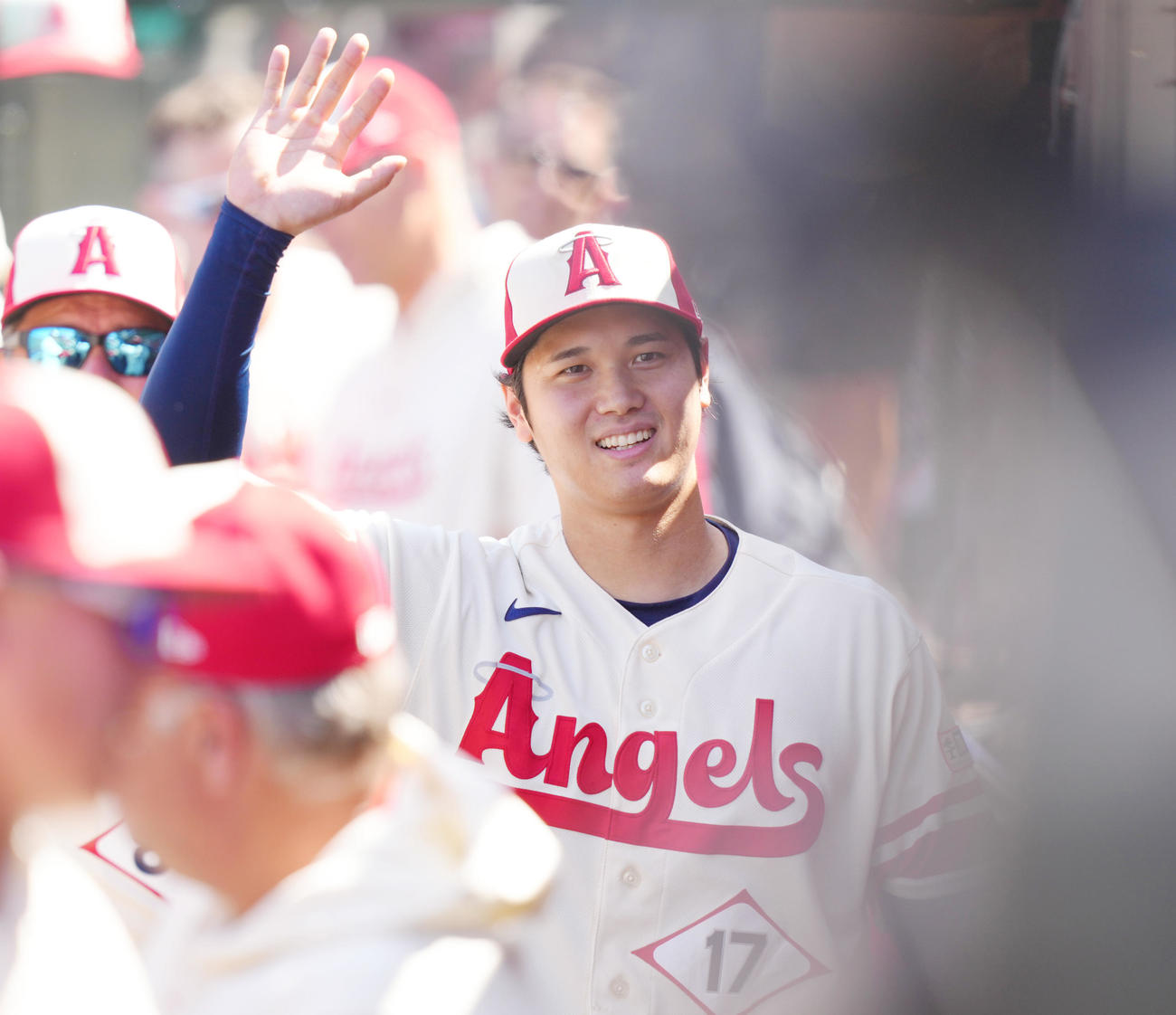 エンゼルス対アスレチックス　6回を投げ終え、ベンチで笑顔を見せる大谷（撮影・菅敏）