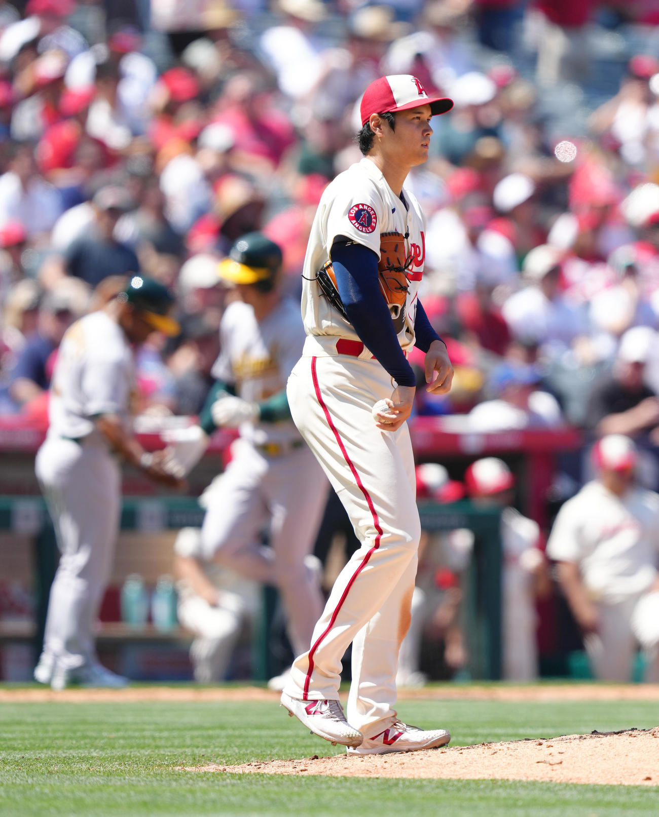 エンゼルス対アスレチックス　4回表アスレチックス無死一、三塁、ルーカー（奥）に3点本塁打を打たれ、肩を落とす大谷（撮影・菅敏）