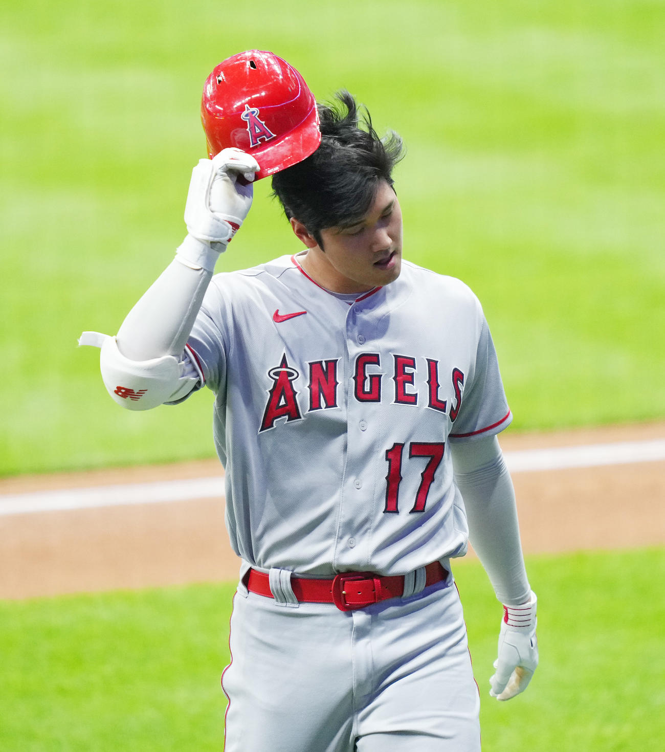 ブルワーズ対エンゼルス　5回表エンゼルス2死一塁、左飛に倒れ、浮かない表情を見せる大谷（撮影・菅敏）