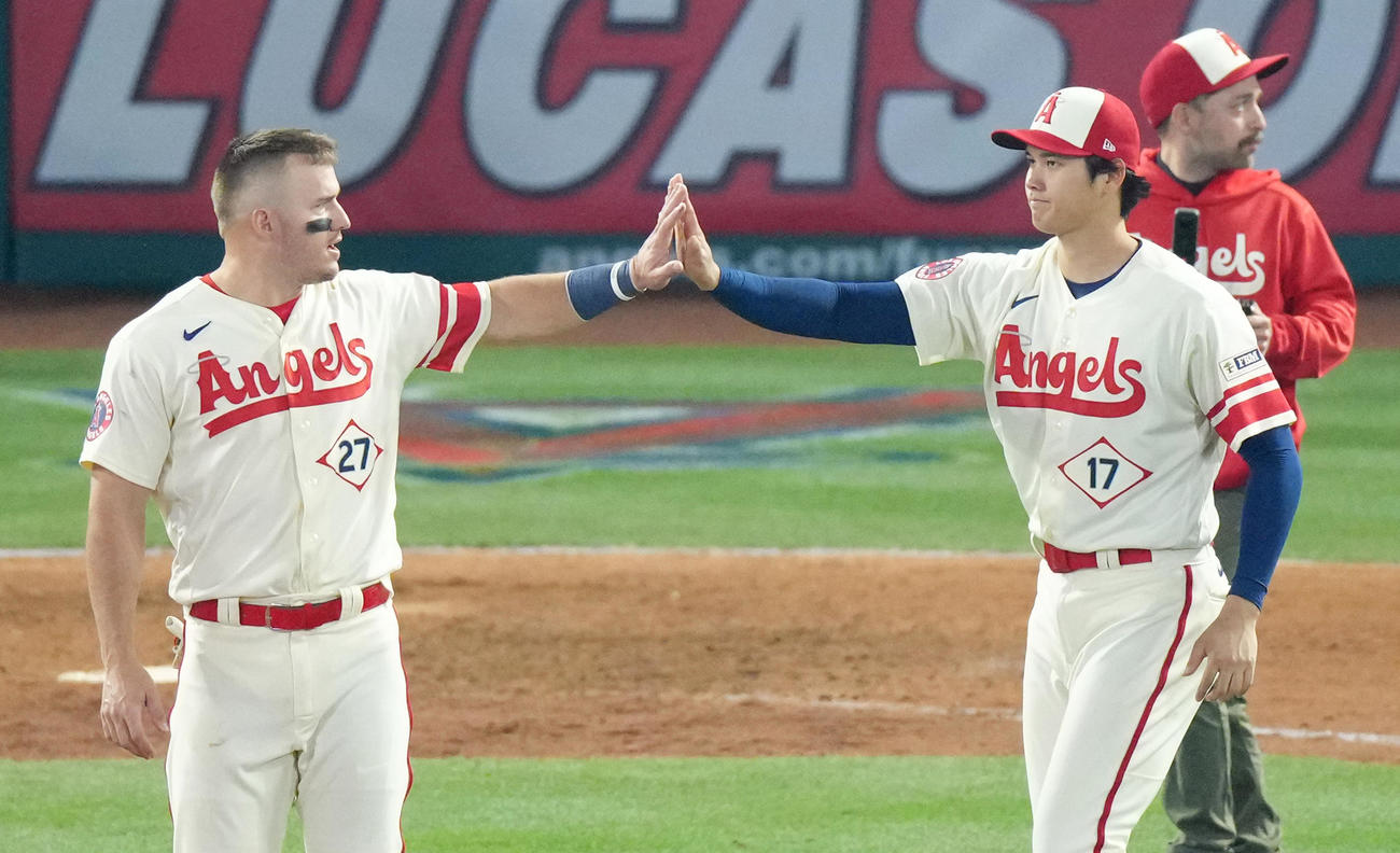 アスレチックスに勝利し、トラウト（左）とタッチをするエンゼルス大谷（2023年4月26日撮影）