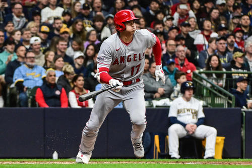 3回、右前打を放つ大谷翔平(ロイター=USA TODAY Sports)