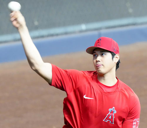 ブルワーズ対エンゼルス 試合前、調整するエンゼルス大谷(撮影・菅敏)