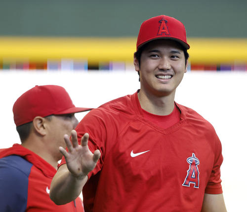 試合前、ウォームアップに参加する大谷翔平(AP)