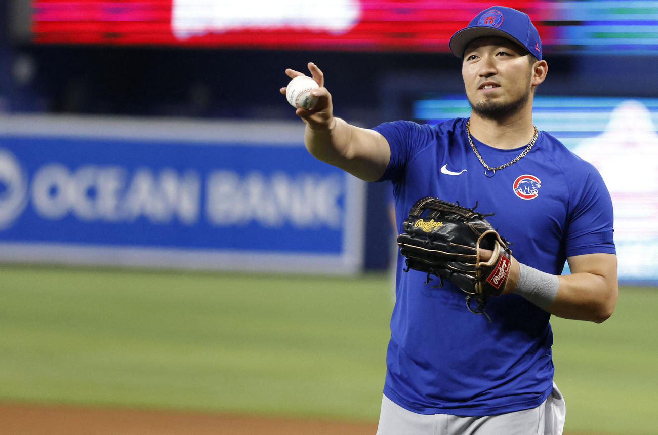 ウオーミングアップをする鈴木誠也（ロイター＝USA TODAY Sports）