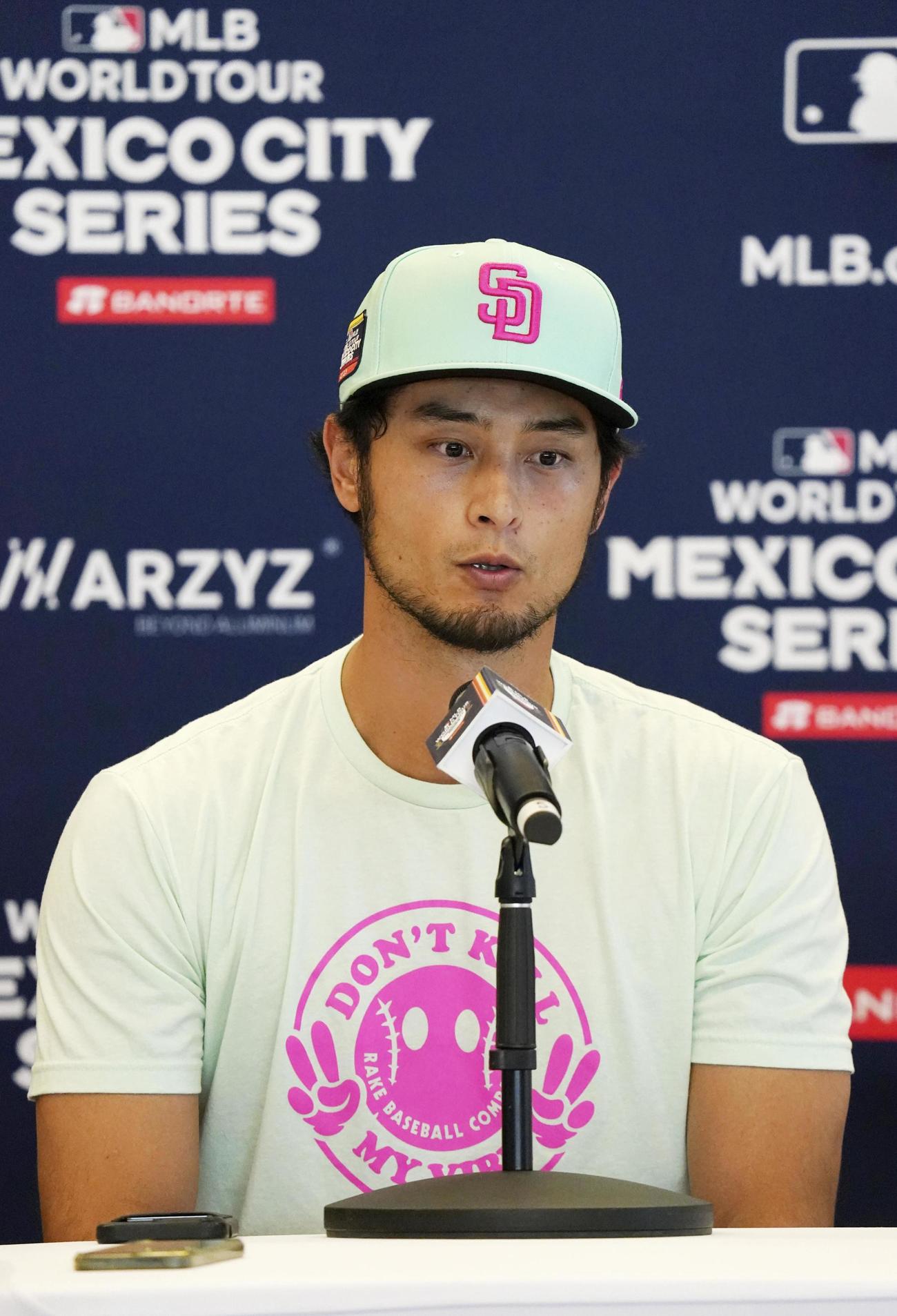 試合前に記者会見するパドレスのダルビッシュ有（共同）