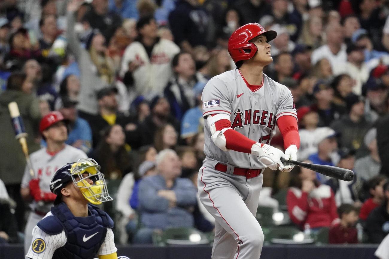 ブルワーズ戦の3回、中越えに7号ソロを放つエンゼルス・大谷＝ミルウォーキー（AP＝共同）