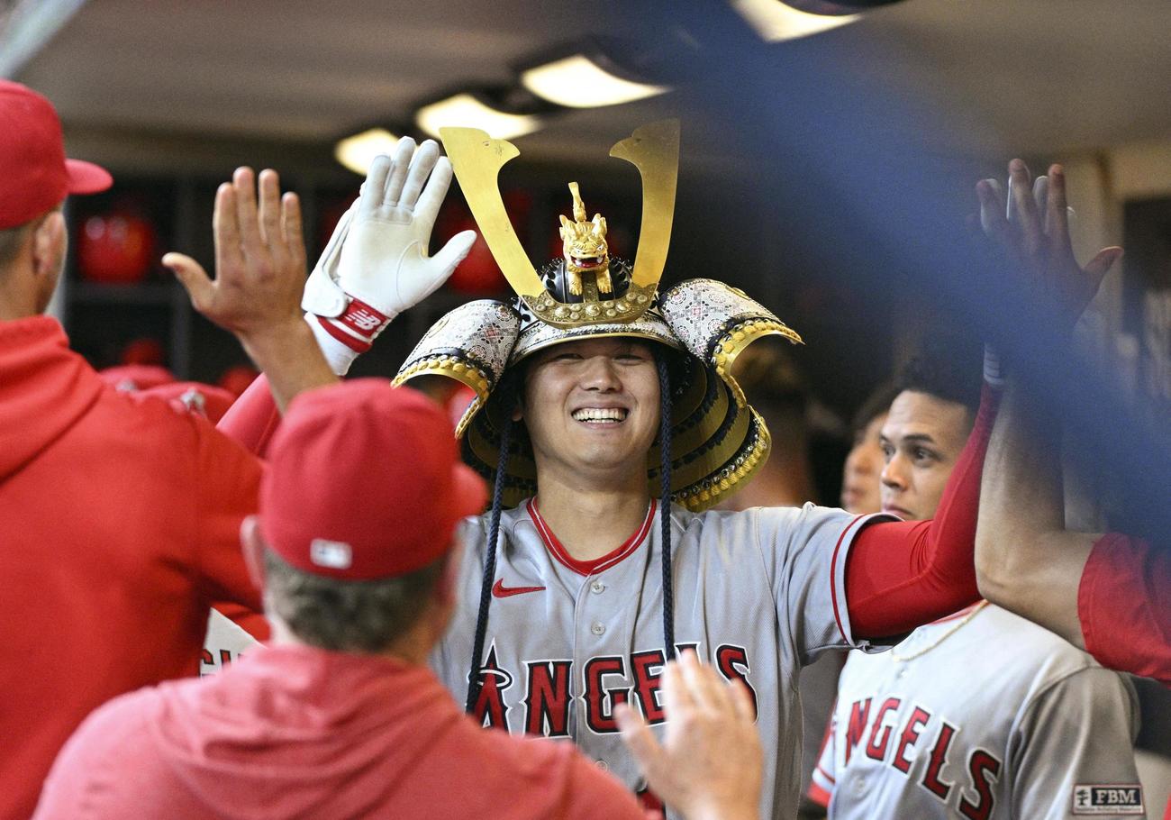 ブルワーズ戦の3回、7号ソロを放ち、「かぶと」で祝福されるエンゼルス・大谷＝ミルウォーキー（USAトゥデー・ロイター＝共同）