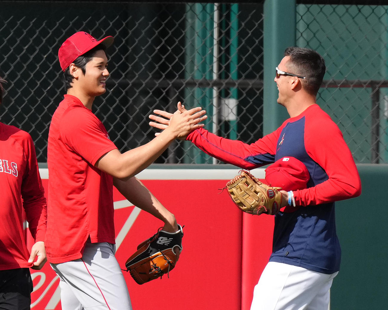 大谷翔平とヌートバー、WBC世界一以来の再会 駆け寄って握手とハグ