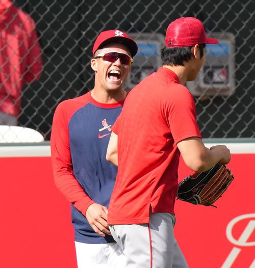 大谷翔平とヌートバー、WBC世界一以来の再会 駆け寄って握手とハグ