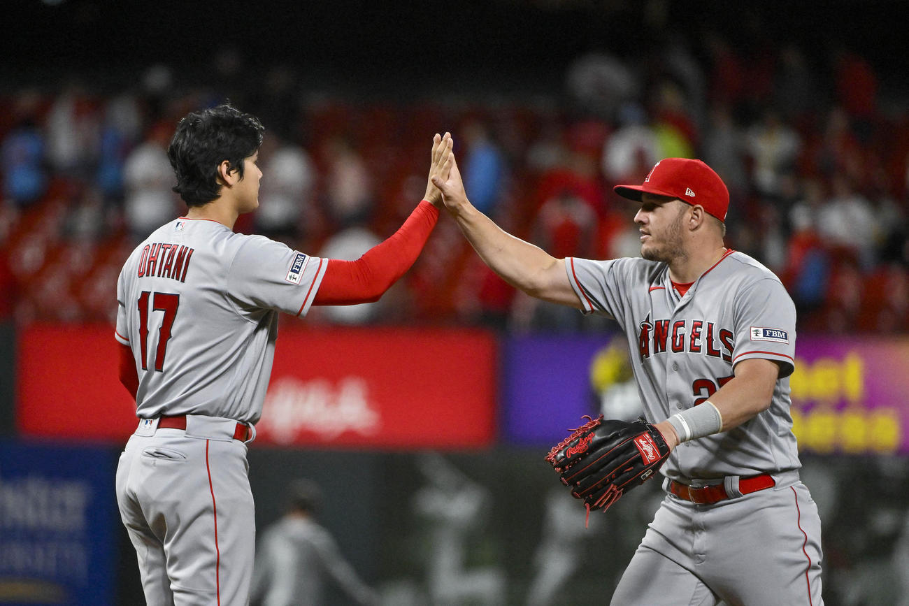 カージナルス対エンゼルス　勝利のタッチを交わすエンゼルス大谷翔平（左）とトラウト（USA TODAY Sports＝ロイター）