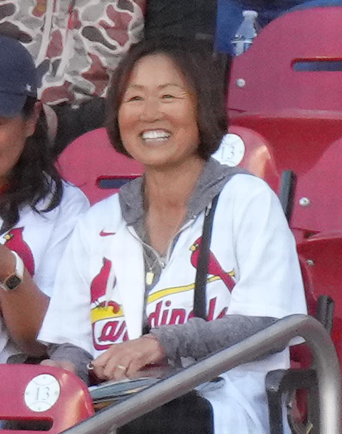 カージナルス対エンゼルス　スタンドで観戦するヌートバーの母・久美子さん（撮影・菅敏）