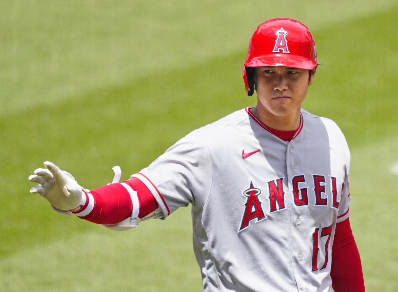 カージナルス戦の3回、生還したチームメートを迎えるエンゼルス・大谷（共同）