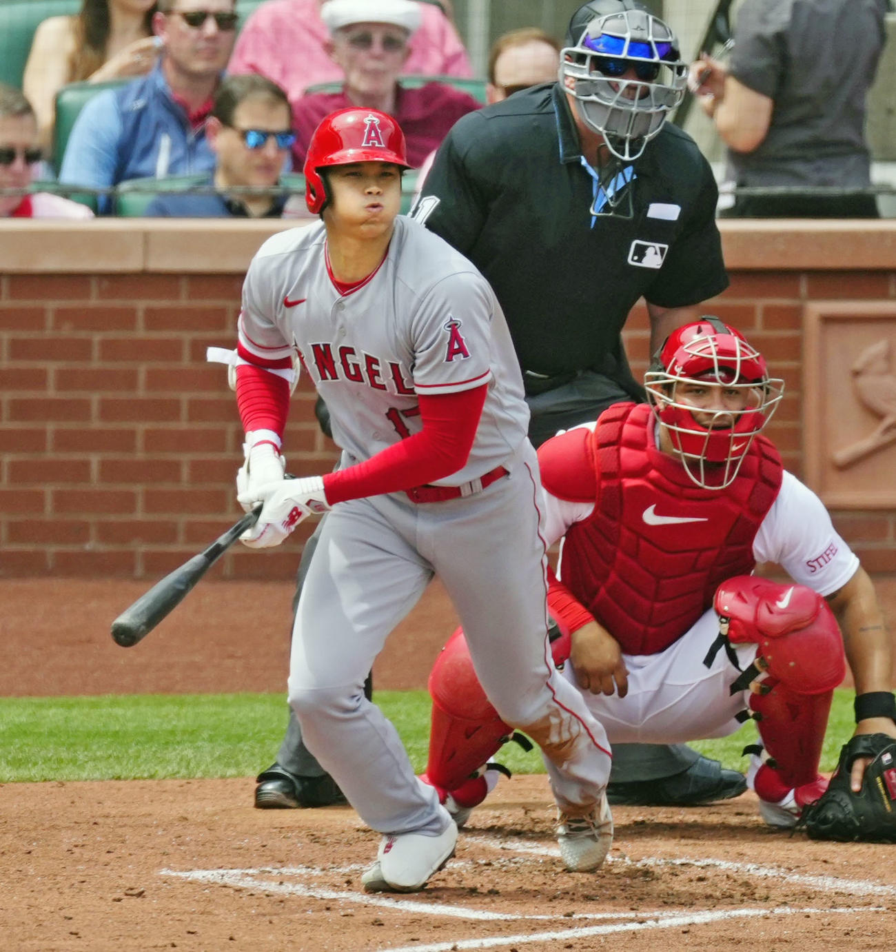 カージナルス戦の3回、右前打を放つエンゼルス・大谷（共同）