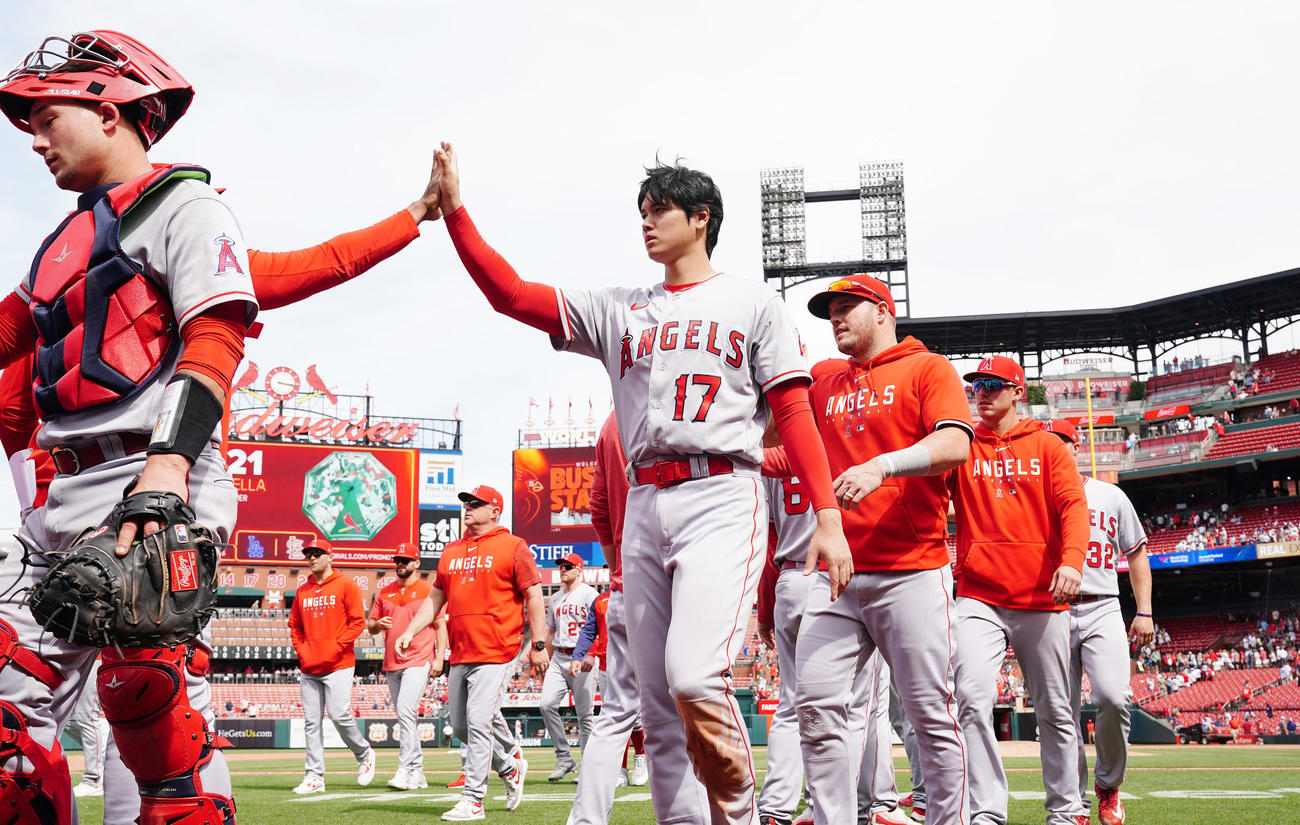 カージナルスに勝利し、ナインとタッチをするエンゼルス大谷（中央）（撮影・菅敏）