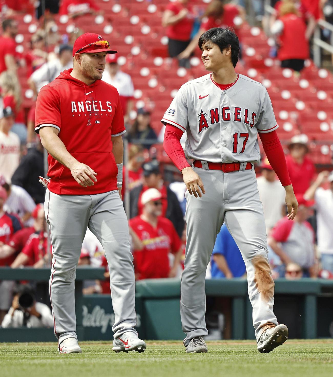 カージナルスに勝利し、トラウト（左）と笑顔を見せるエンゼルス・大谷（共同）