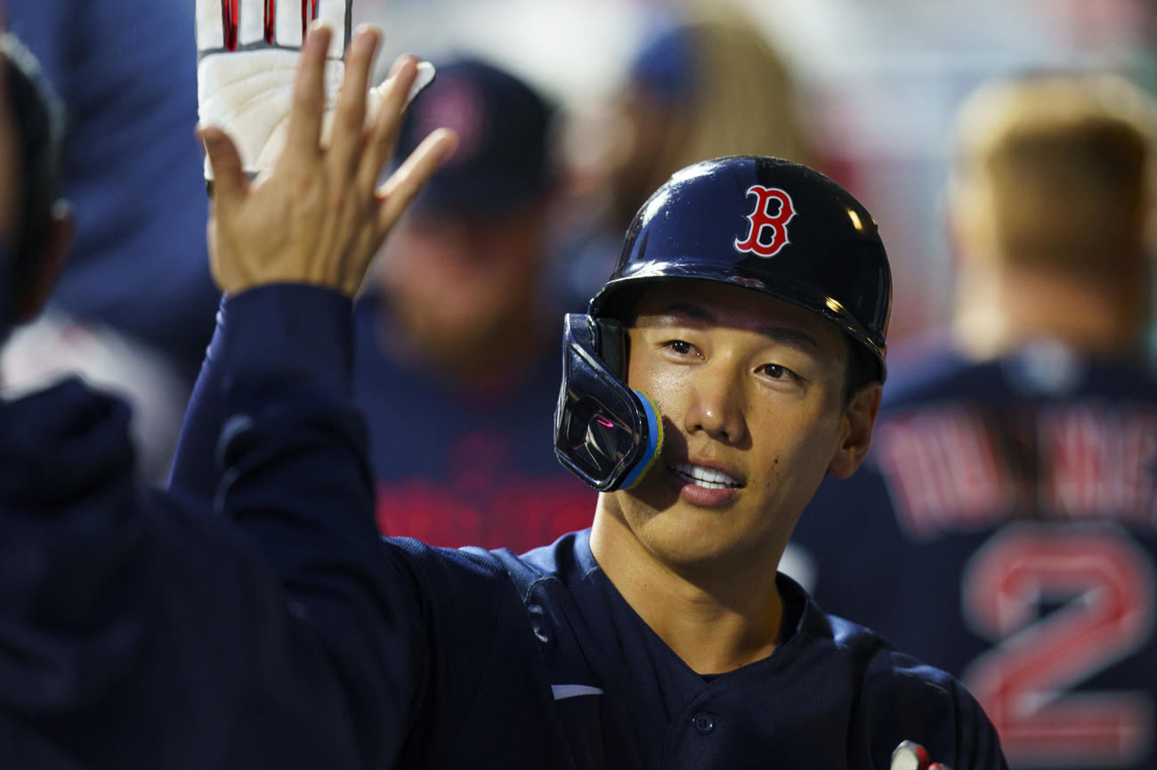 3回、生還し迎えられる吉田正尚（AP）