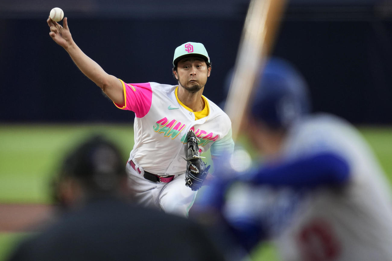 ドジャース戦で力投するダルビッシュ（AP）