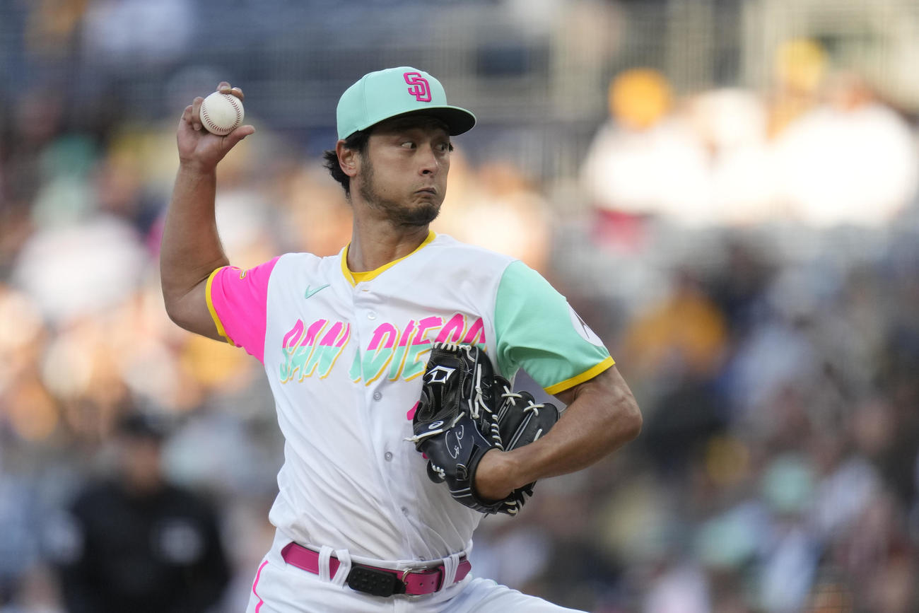 ドジャース戦で力投するダルビッシュ（AP）