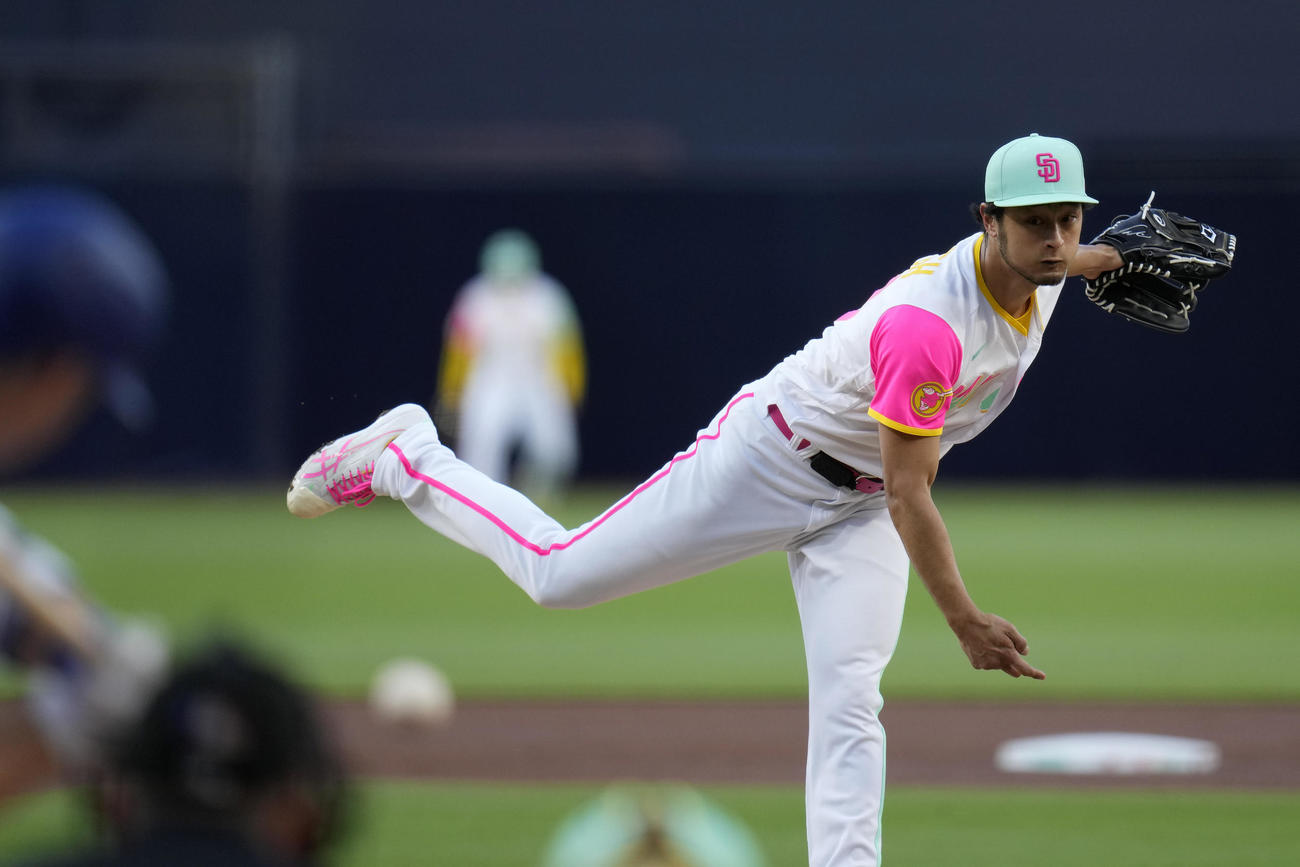 ドジャース戦で力投するダルビッシュ（AP）