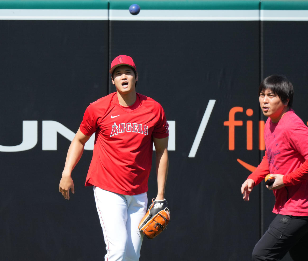エンゼルス対レンジャーズ　試合前の練習で水原通訳（右）に返球したボールがそれ、驚くエンゼルス大谷（撮影・菅敏）