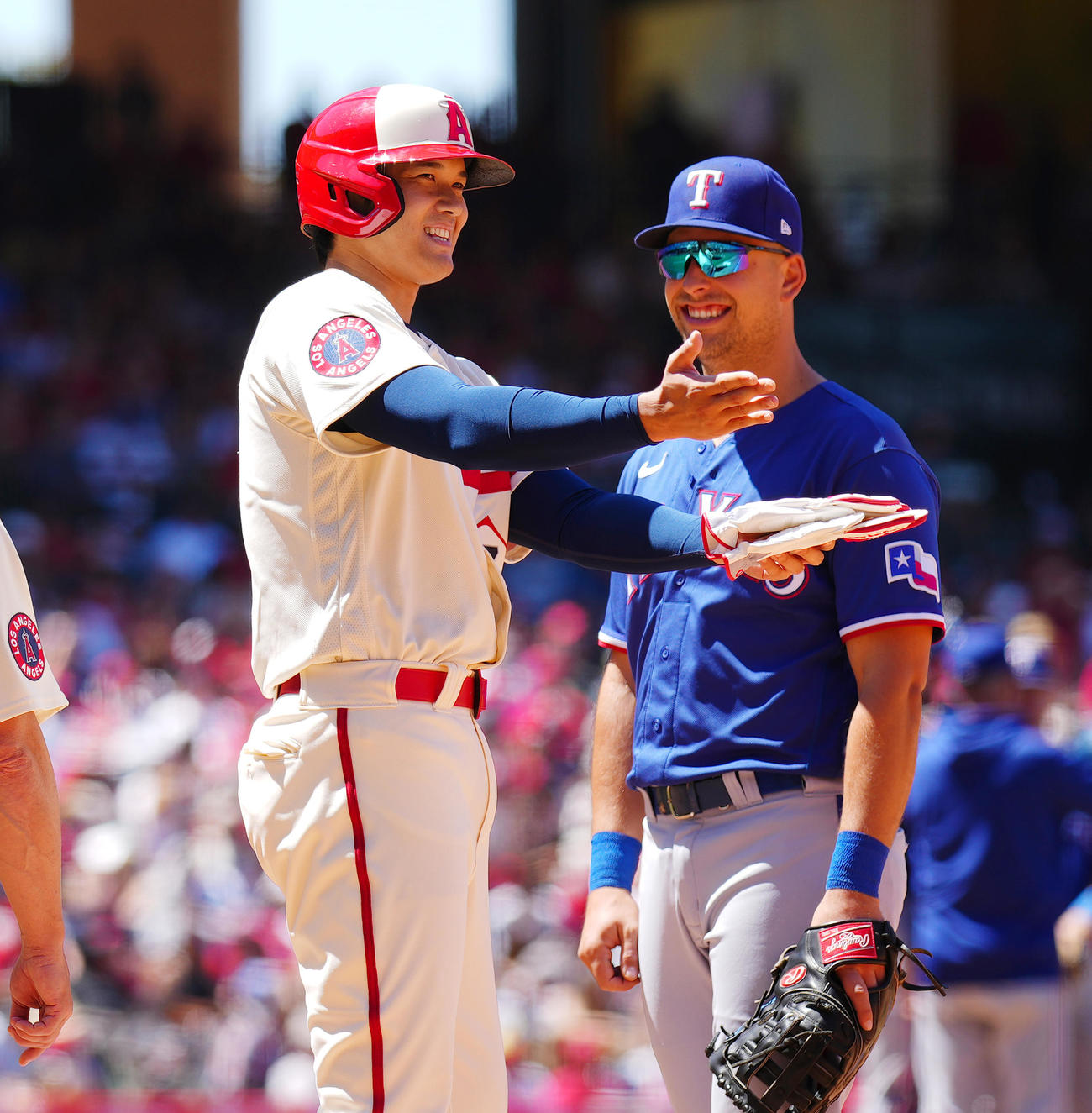 エンゼルス対レンジャーズ　3回裏エンゼルス無死一、二塁、四球を選び出塁し、一塁手ロー（右）と笑顔で話す大谷（撮影・菅敏）