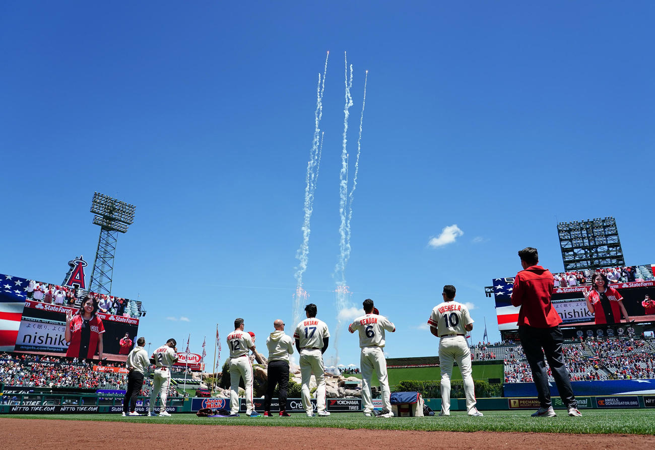 エンゼルス対レンジャーズ　試合前のセレモニーでフィールドに整列し、打ち上げられる花火を前にする大谷（中央）（撮影・菅敏）