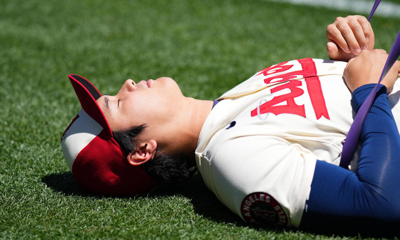 エンゼルス対レンジャーズ　試合前、気持ちよさそうにストレッチをする大谷（撮影・菅敏）