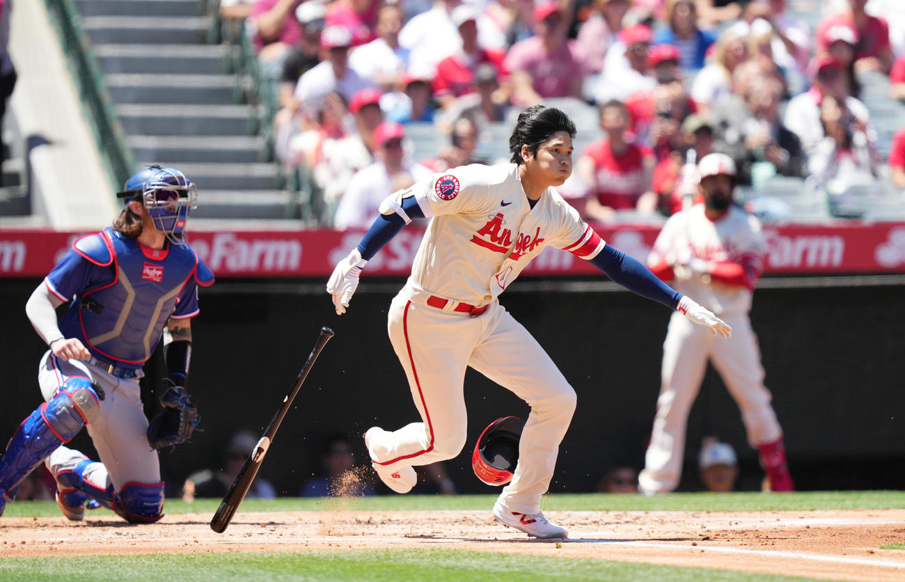 エンゼルス対レンジャーズ　1回裏エンゼルス1死一塁、一ゴロ野選で出塁する大谷。その後内野安打に記録訂正（撮影・菅敏）