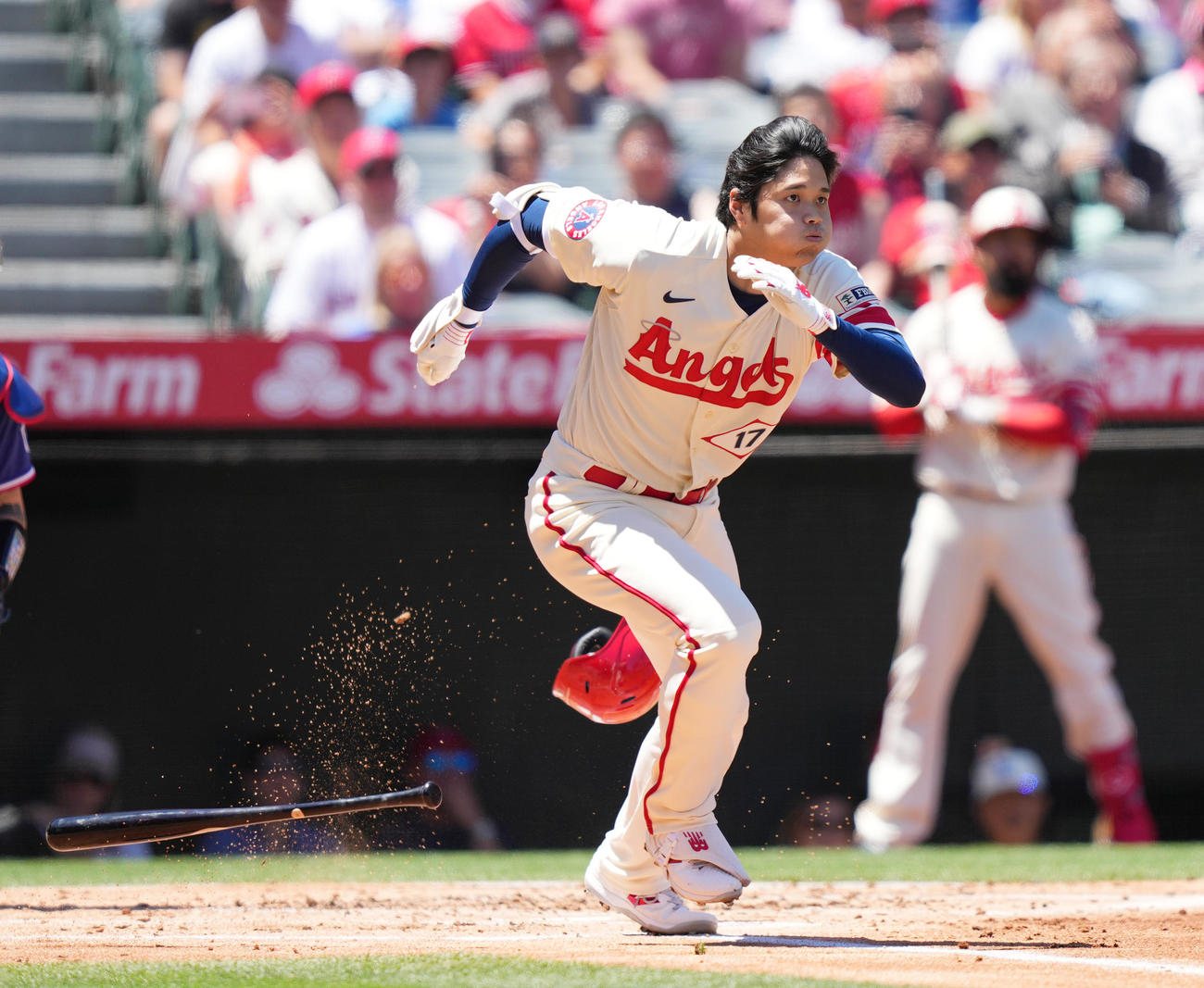 エンゼルス対レンジャーズ　1回裏エンゼルス1死一塁、一ゴロ野選で出塁する大谷。その後内野安打に記録訂正（撮影・菅敏）