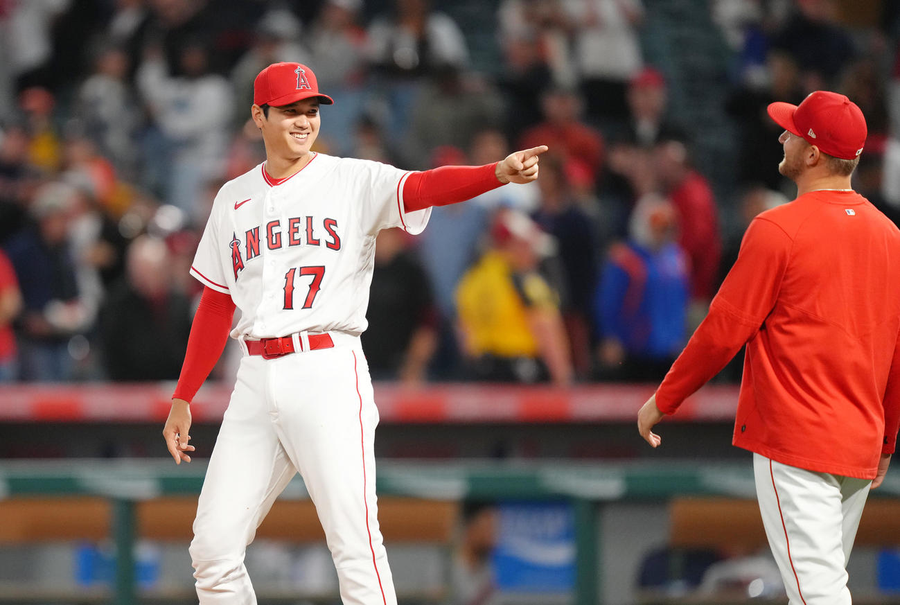 アストロズに勝利しフィールドに入るエンゼルス大谷は、ナインを指さす（撮影・菅敏）